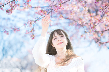 桜を楽しむ女性