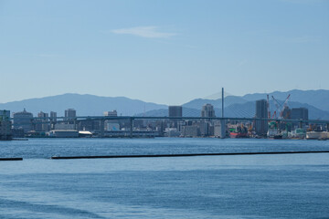 Fototapeta na wymiar 博多湾から見る福岡のウオーターフロント