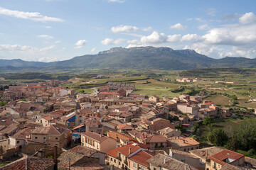 Obraz premium wide landscape, townscape of la guardia, spain, rioja, la rioja, old town