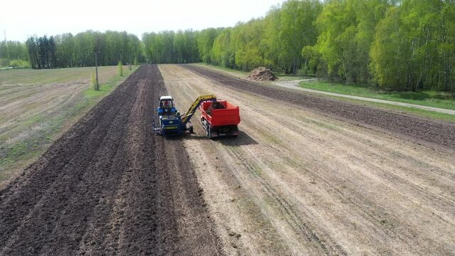 Agricultural transport for harvesting root.