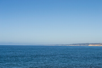 Fototapeta premium Ocean view of crashing waves in southern California west coast