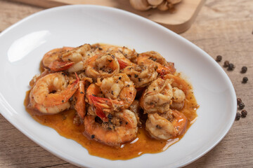 Fried prawns with black pepper and garlic in a white plate