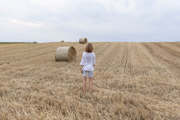 Naklejka na ściany i meble Girl in a field