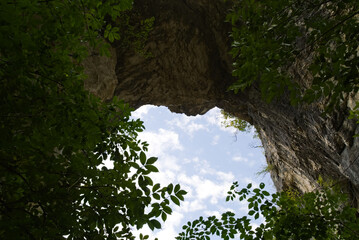 Arco di fondarca lungo il sentiero da Pieia nelle Marche