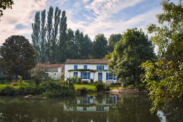 Fototapeta na wymiar House in the Marais Poitevin, Coulon, Deux-Sèvres. Poitou-Charentes
