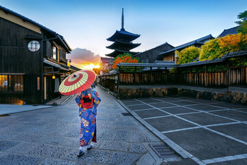 Obraz premium Asian woman wearing japanese traditional kimono at Yasaka Pagoda in Kyoto, Japan.