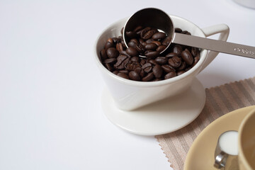 コーヒー豆とドリッパー