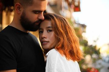 Naklejka premium Happy young couple together on city street
