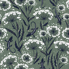 Delicate wild meadow print - seamless vector background. Vector seamless pattern with Lizards in the Queen Annes Lace Wildflower Daucus carota .