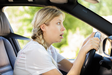 Fototapeta stressed woman in a car obraz