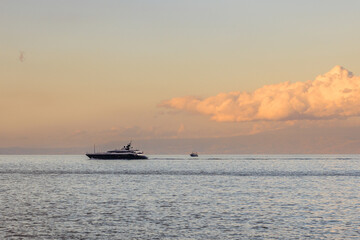 panorama di mare con nubi illuminate dal sole del tramonto 