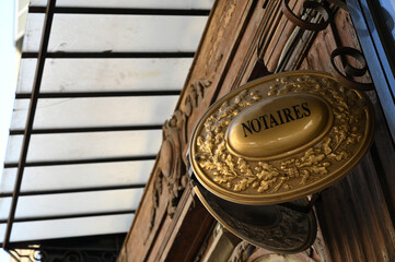 Enseigne d'un notaire en France en gros plan