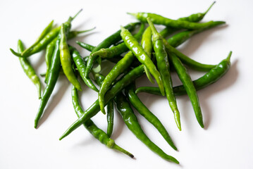 frische Chilis, Chili Schoten, grüne Chilis, Ernte aus dem Garten
