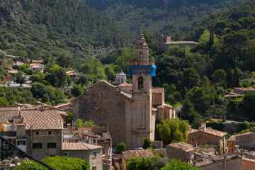 Fototapeta na wymiar Valldemossa: view of old buildings in the famous small town among the Sierra de Tramuntana mountains in Mallorca (Balearic Islands, Spain)