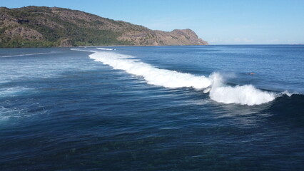 wave breaking on the reef