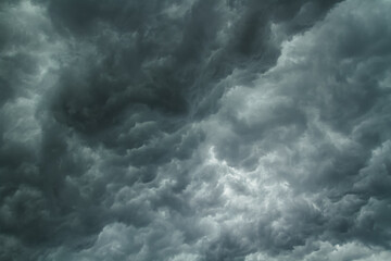 dunkle wolken am himmel, es braut sich ein unwetter zusammen, bedohliche Wolkenformation
