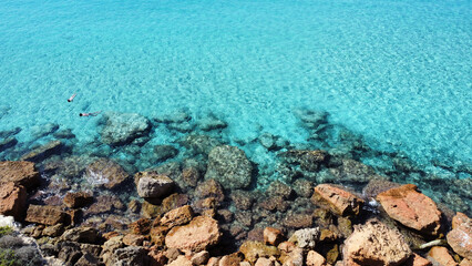 Snorkeling nel mare cristallino di Cala Saona, Formentera nelle isole Baleari