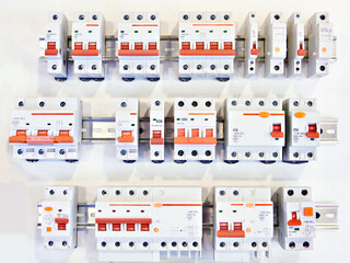Automatic modular electrical switches