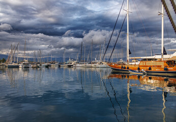 Vista di Marina di Riposto con riflessi delle nubi sul mare 