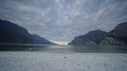 Bergsee im Herbst mit Blick auf Berge