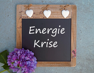 Energie Krise - Tafel mit Hortensie