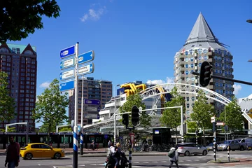 Foto auf Alu-Dibond ROTTERDAM, NIEDERLANDE - 9. JUNI 2022: Rotterdamer Stadtbild mit Blaak-Turm im Hintergrund, Niederlande © zigres