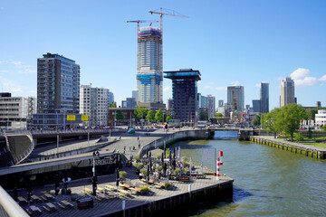 De skyline van Rotterdam met de rivier de Nieuwe Maas en wolkenkrabbers, Nederland
