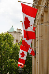 Flagi na ambasadzie Kanady w Londynie