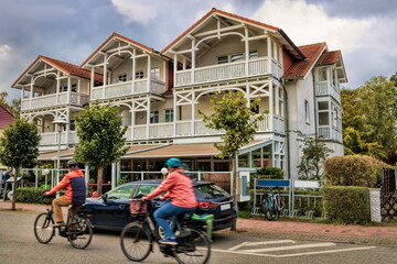 baabe, deuschland - strasse mit bäderarchitektur