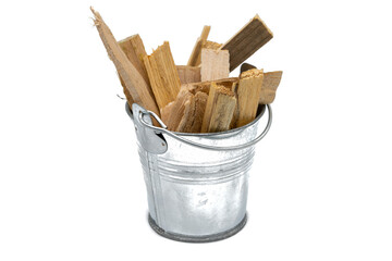 Zinkeimer mit Holz isoliert auf weißen Hintergrund