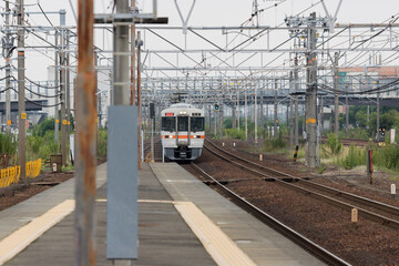 Obraz premium 愛知県稲沢駅のホームと鉄道線路の風景
