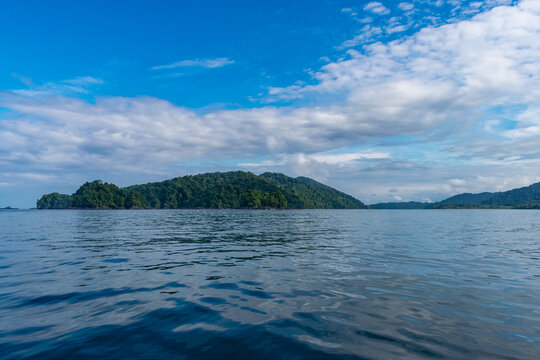 Paisaje en el mar pacifico con una monta&ntilde;a y selva