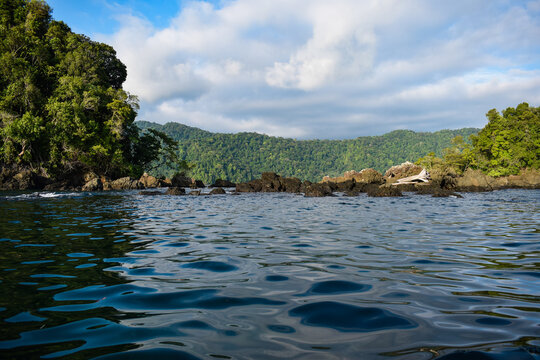 Ensenada de utria, Bah&iacute;a Solano, isla tropical del pac&iacute;fico agua en calma