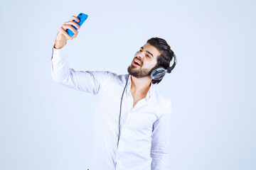 Man with headphones taking his selfie