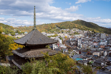 秋の広島県・尾道市　天寧寺の三重塔と街並み　Three-storied pagoda and Onomichi City view in autumn, Hiroshima, Japan