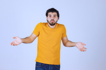 Naklejka premium Man with beard looks confused and lost