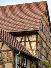 Gebäudeschäden an altem Fachwerkhaus