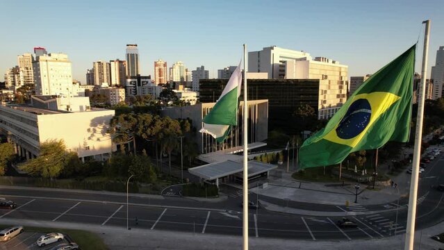 V&iacute;deo gravado com drone no centro c&iacute;vico de Curitiba. Imagem a&eacute;rea das bandeiras e da Assembleia Legislativa do Estado, sede do poder legislativo, onde deputados votam projetos de lei. 