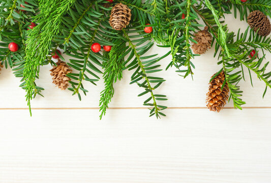 Christmas ornaments on white wood background. Winter plant decoration. 白い木目背景上のクリスマスオーナメント。冬の植物の飾り。