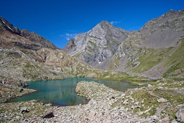 Fototapeta na wymiar The colourful Ibon Azul Superior in Valle de Tena in the Spanish Pyrenees, with Pico Piedrafita as a backdrop