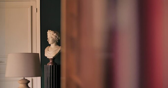 buste de personnage dans un d&eacute;cor style boudoir chic