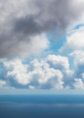 Naklejka na ściany i meble Cielo azul con nubes con el horizonte en el mar