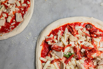 Pizza sin cocinar en cocina de restaurante con tomate queso e ingredientes