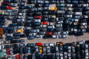 Un parking de voiture destinées à la destruction dans une casse