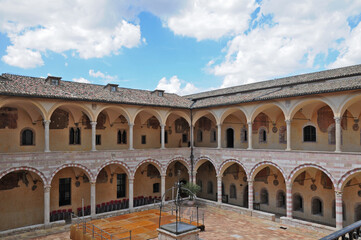 Fototapeta na wymiar Assisi: il chiostro del convento della Basilica di San Francesco d'Assisi