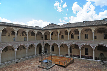 Fototapeta na wymiar Assisi: il chiostro del convento della Basilica di San Francesco d'Assisi