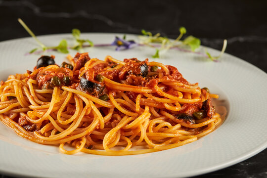 Spaghetti alla puttanesca with tomato sauce