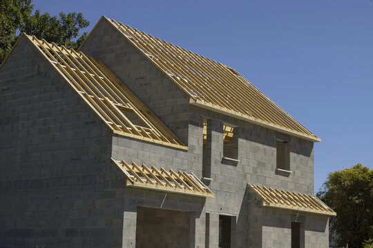 Charpente en bois d'une maison en parpaings en construction 