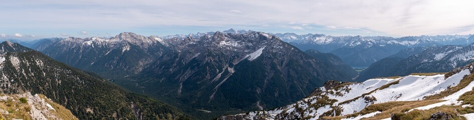Bergpanorama Ammergauer Alpen von der Notkarspitze über die Geierköpfe bis zum Plansee  mit Neuschnee