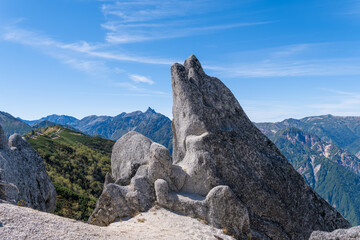 燕岳への稜線上で空を見上げるイルカ岩